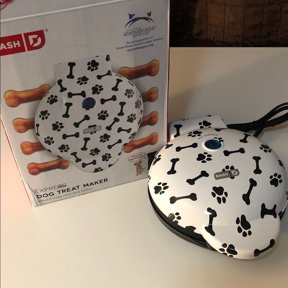 Dash Dog Treat Maker with Black Paw & Bone Print New Open Box